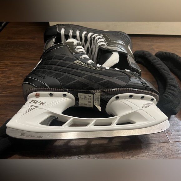 COPY - COPY - Bauer Nexus 5000 Hockey Skates w/ blade covers - Picture 2 of 9